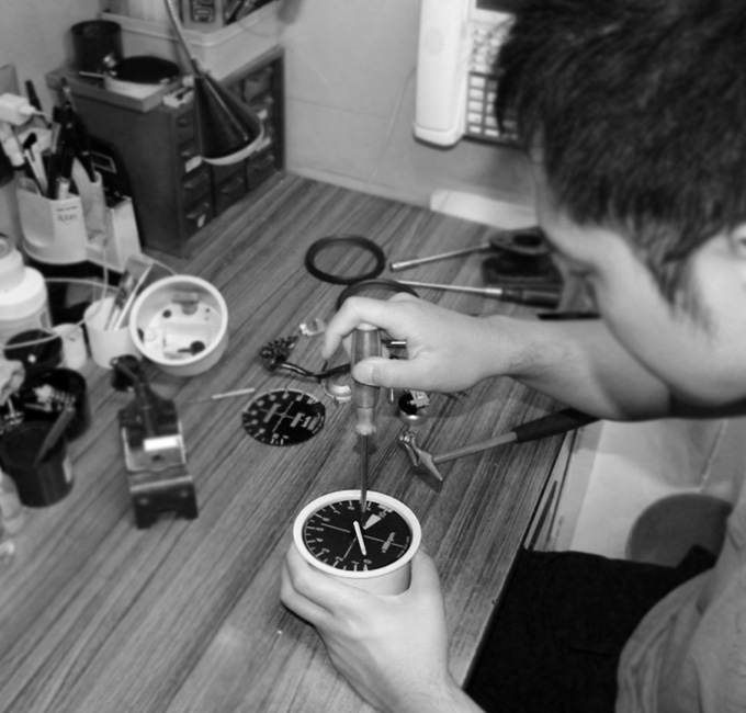 メーターの針を調整する職人